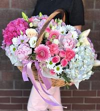 Цветочная композиция из Розы, Хризантемы, Пионы и Лизиантусы в корзине в Ржаксе