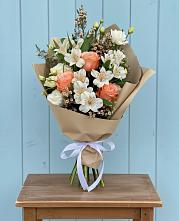 Букет цветов из:  Альстромерии, Лизиантусы, Розы и Хризантемы в Ржаксе