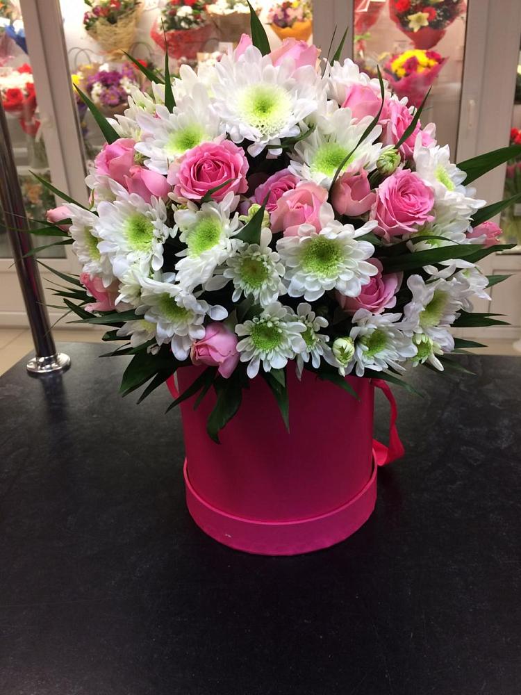 Цветочная композиция из Розы и Хризантемы в шляпной коробке в Ржаксе