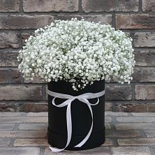 Цветочная композиция из Гипсофила в шляпной коробке в Ржаксе