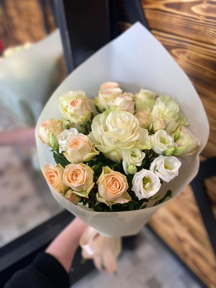 Букет цветов из: Розы и Лизиантусы в Ржаксе